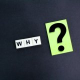 WHYと書かれたブロックとハテナマーク