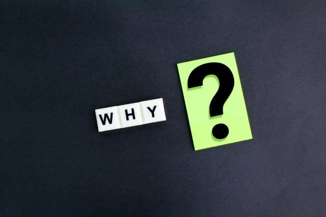 WHYと書かれたブロックとハテナマーク