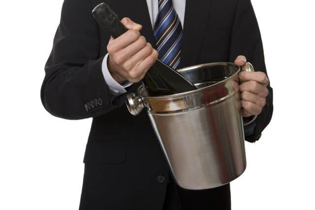 シャンパンを持つ男性